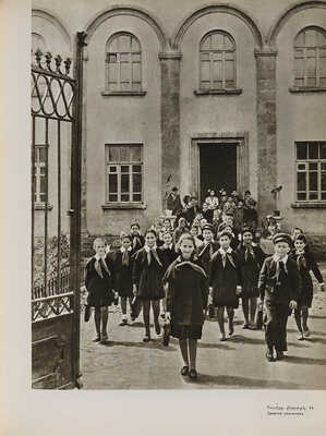 40 лет Советской Армении: [Фотоальбом] / Сост. С.М. Манасян, М.К. Мартикян. Ереван, 1960.